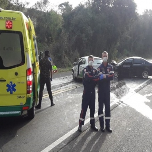 Servidores do SAMU de Santa Helena socorrem vítimas de grave acidente na BR-277 em Nova Laranjeiras