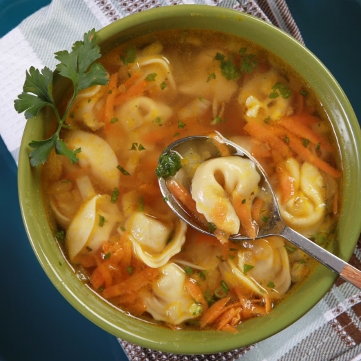 Sopa de Capeletti com Cenoura