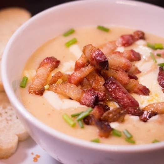 Caldo cremoso de batata com bacon