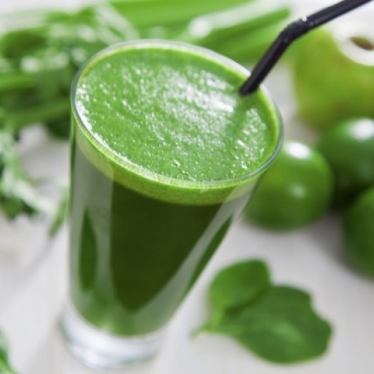 Suco verde de couve, limão e pepino