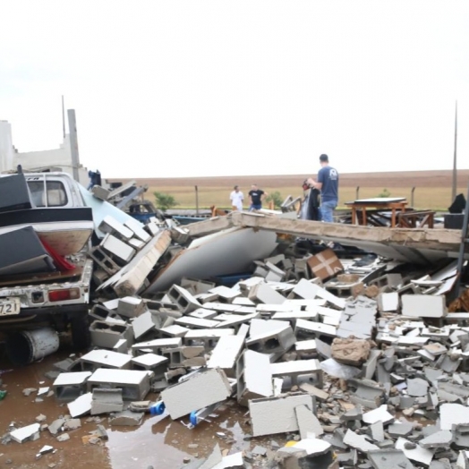 Temporal atinge Itaipulândia e causa destruição em imóveis e indústrias