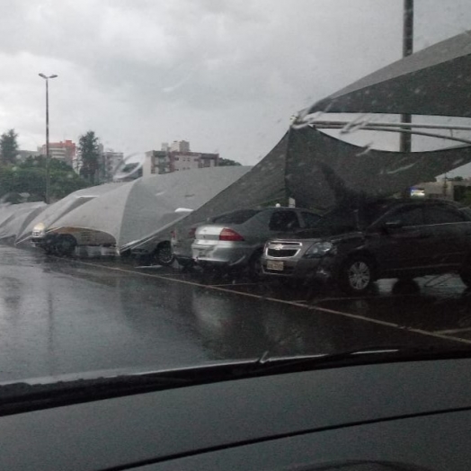 Temporal é registrado em Medianeira na tarde desta quarta-feira (10); vídeos