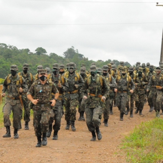 Tiro de Guerra 05-018 realiza manobra militar