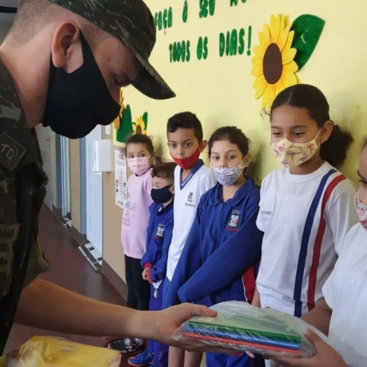 Tiro de Guerra de Medianeira entrega material escolar arrecadado durante campanha