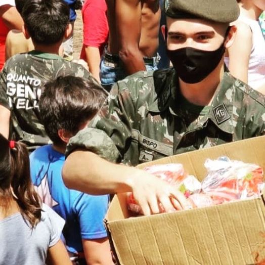 Tiro de Guerra realiza entrega de brinquedos no Dia das Crianças