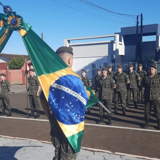 Tiro de Guerra realiza formatura em comemoração Dia da Bandeira