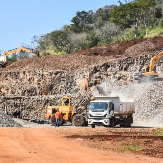 Trabalhos na Pedreira Municipal de São Miguel do Iguaçu  seguem em ritmo acelerado e pedras beneficiadas atendendo a comunidade