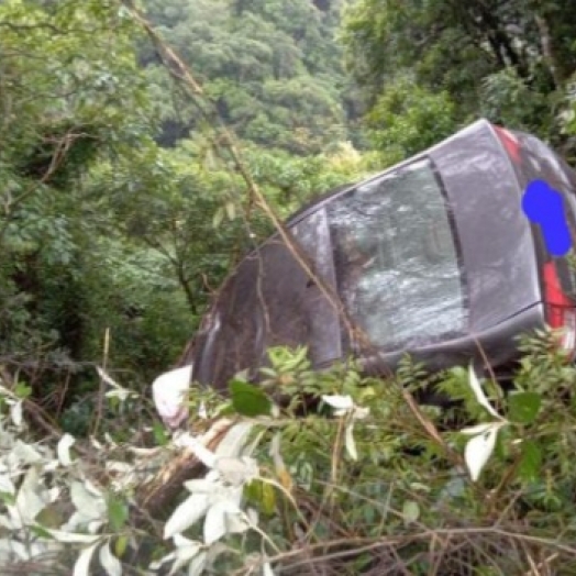 Três ficam em estado grave após acidente de carro na BR-277