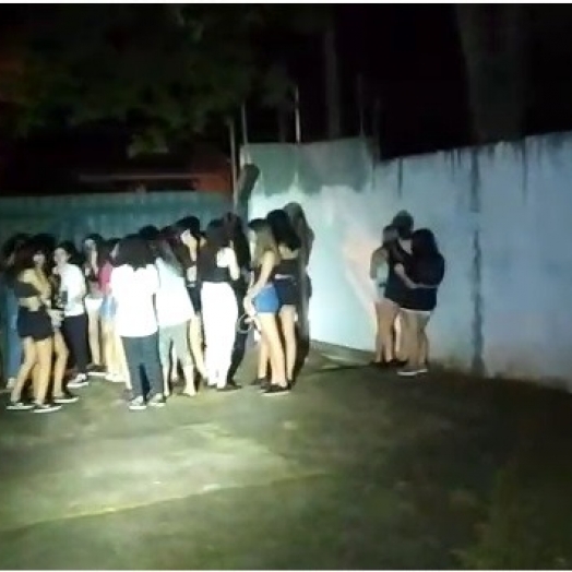 Três pais de adolescentes flagrados em rave estavam com Covid-19 em Foz do Iguaçu