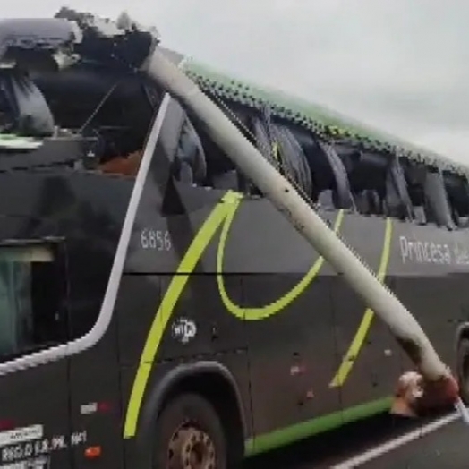 Três passageiros ficam feridos após peça se soltar de caminhão e atingir ônibus na BR-277, em Cascavel