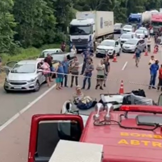 Uma pessoa morre e outra fica ferida em acidente na BR-277; pista está interditada