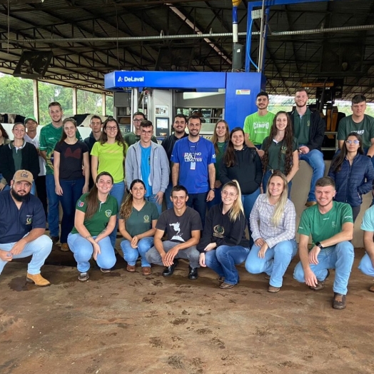 UNIGUAÇU: Acadêmicos de Medicina Veterinária realizam visita técnica em propriedade referência no Sistema Compost Barn com ordenha robótica