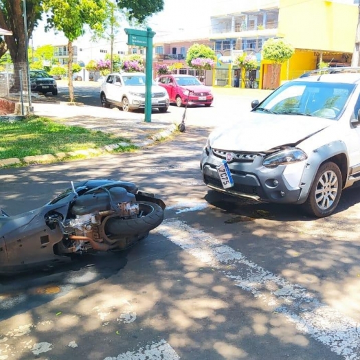 Utilitário colide contra motocicleta no centro de Santa Helena