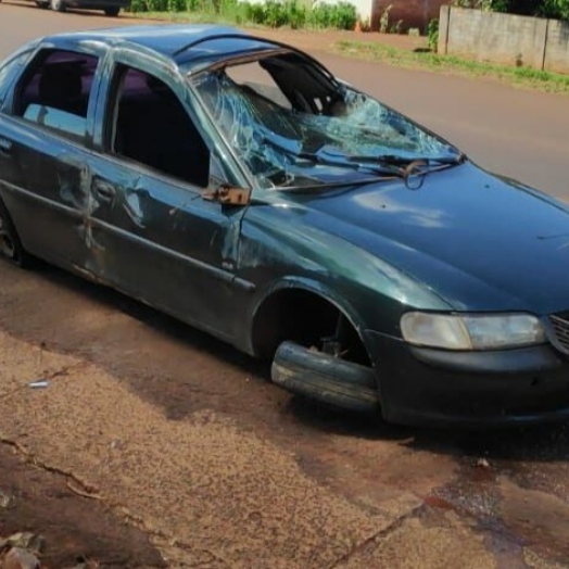 Vectra capota após ser fechado por caminhão na PR 497 em Itaipulândia