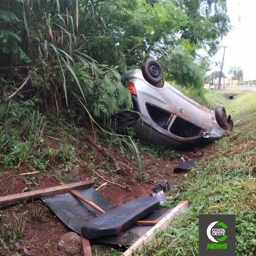 Veículo abandonado em acidente é recolhido pela PRE em Santa Helena; homem diz ter sido esfaqueado