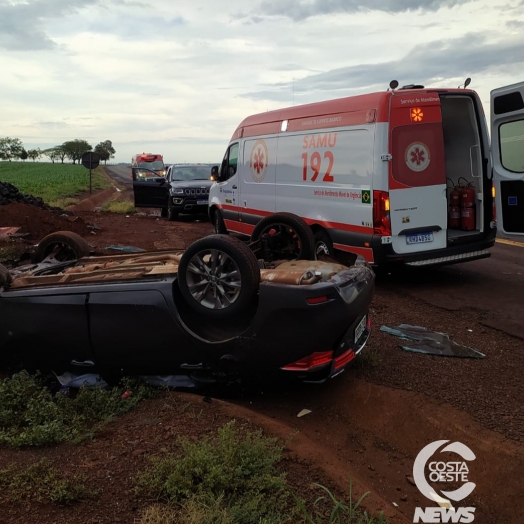 Condutora perde controle de veículo e capota na PR-497