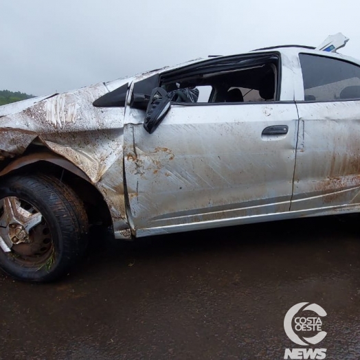 Veículo capota após aquaplanar na BR-277, em São Miguel do Iguaçu