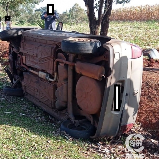 Veículo capota após pneu traseiro estourar na PR 317, em Santa Helena