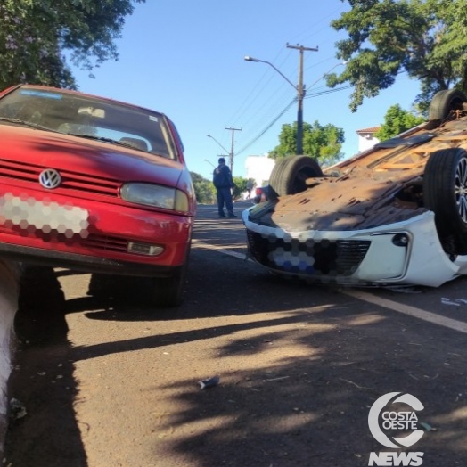 Veículo capota na Avenida Iguaçu, em São Miguel