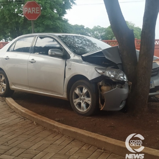 Veículo colide contra árvore após condutor perder o controle próximo à Capela Mortuária em Santa Helena