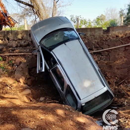 Veículo é abandonado ao cair de ponte no interior de Santa Helena