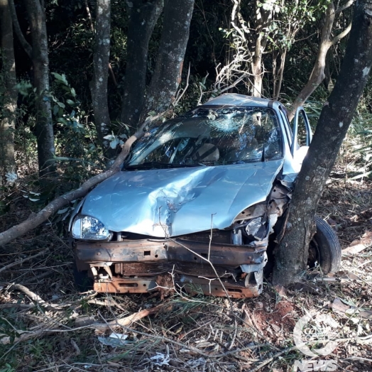 Veículo fica destruído em acidente no interior de Santa Helena e ocupantes saem ilesos