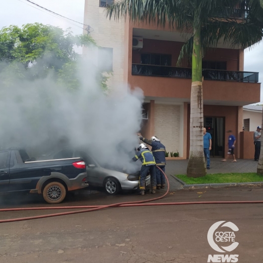 Veículo pega fogo no centro de São Miguel do Iguaçu