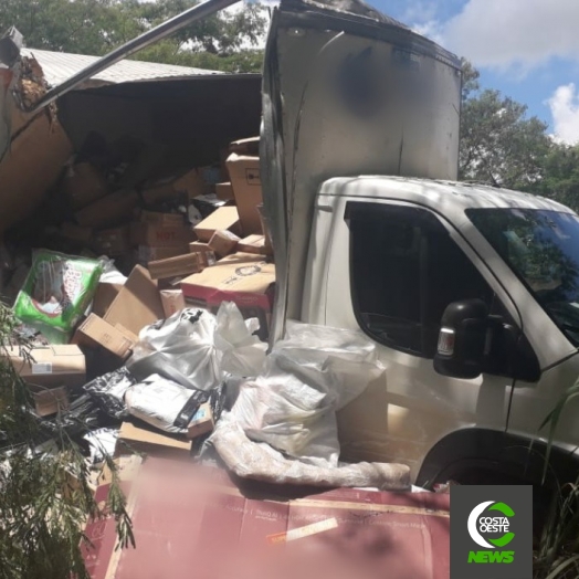 Veículo carregado com medicamentos sai da pista na BR-277 em São Miguel do Iguaçu