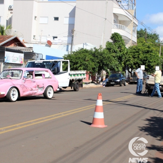 Veículos se envolvem em acidente no centro de Santa Helena