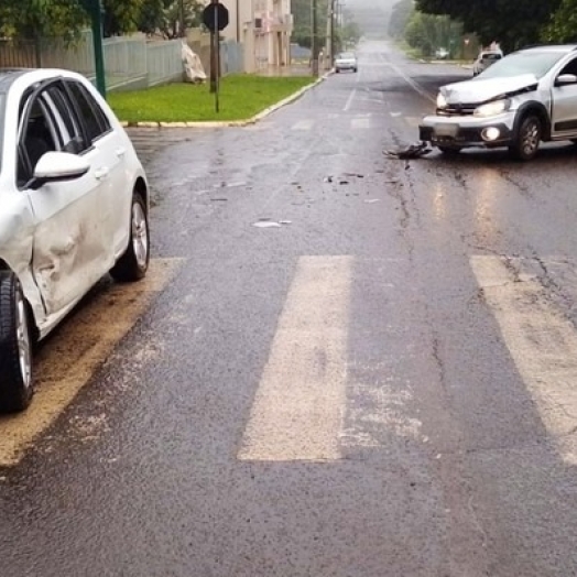 Veículos se envolvem em acidente no centro de Santa Helena