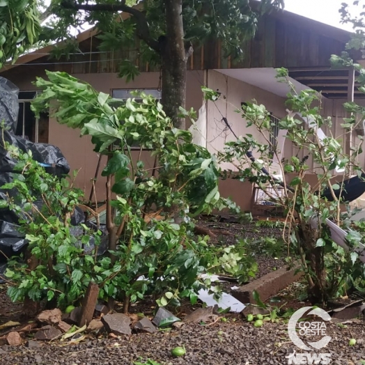 Vendaval arranca cobertura de casa e dois barracões em Santa Helena e deixa família apavorada