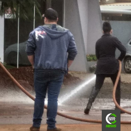 Vereadora é flagrada com a “mão na massa” em distrito de Santa Helena