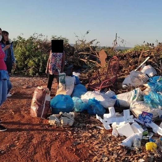 Vereadoras fiscalizam aterro sanitário em Santa Helena e encontram pessoas coletando materiais para vender