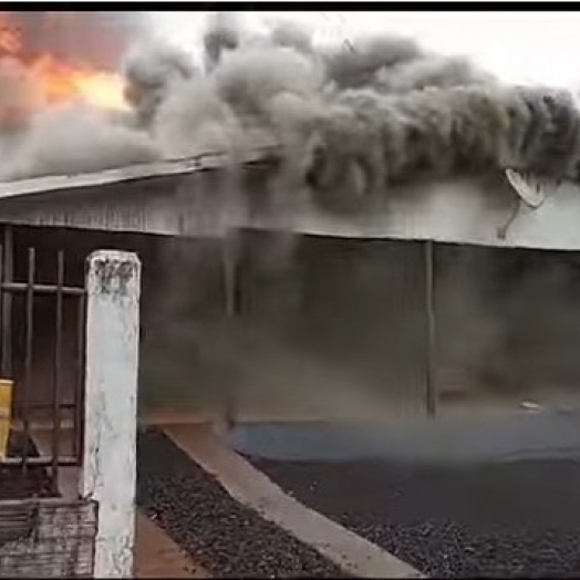 Vídeo: Incêndio destrói casa em São Miguel do Iguaçu