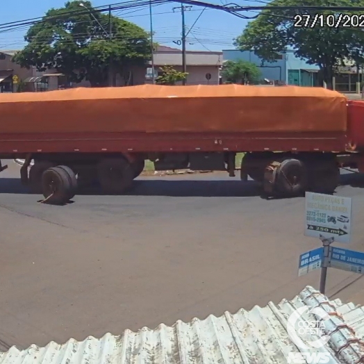 Vídeo mostra momento em que rodado se solta de carreta em Diamante do Oeste; dois veículos foram atingidos