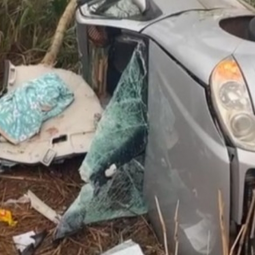 Vítima fica presa às ferragens em capotamento na BR-272 entre Guaíra e Terra Roxa