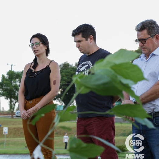 Vítimas da Covid-19 em Missal são homenageadas com o plantio de árvores nativas no Lago Municipal